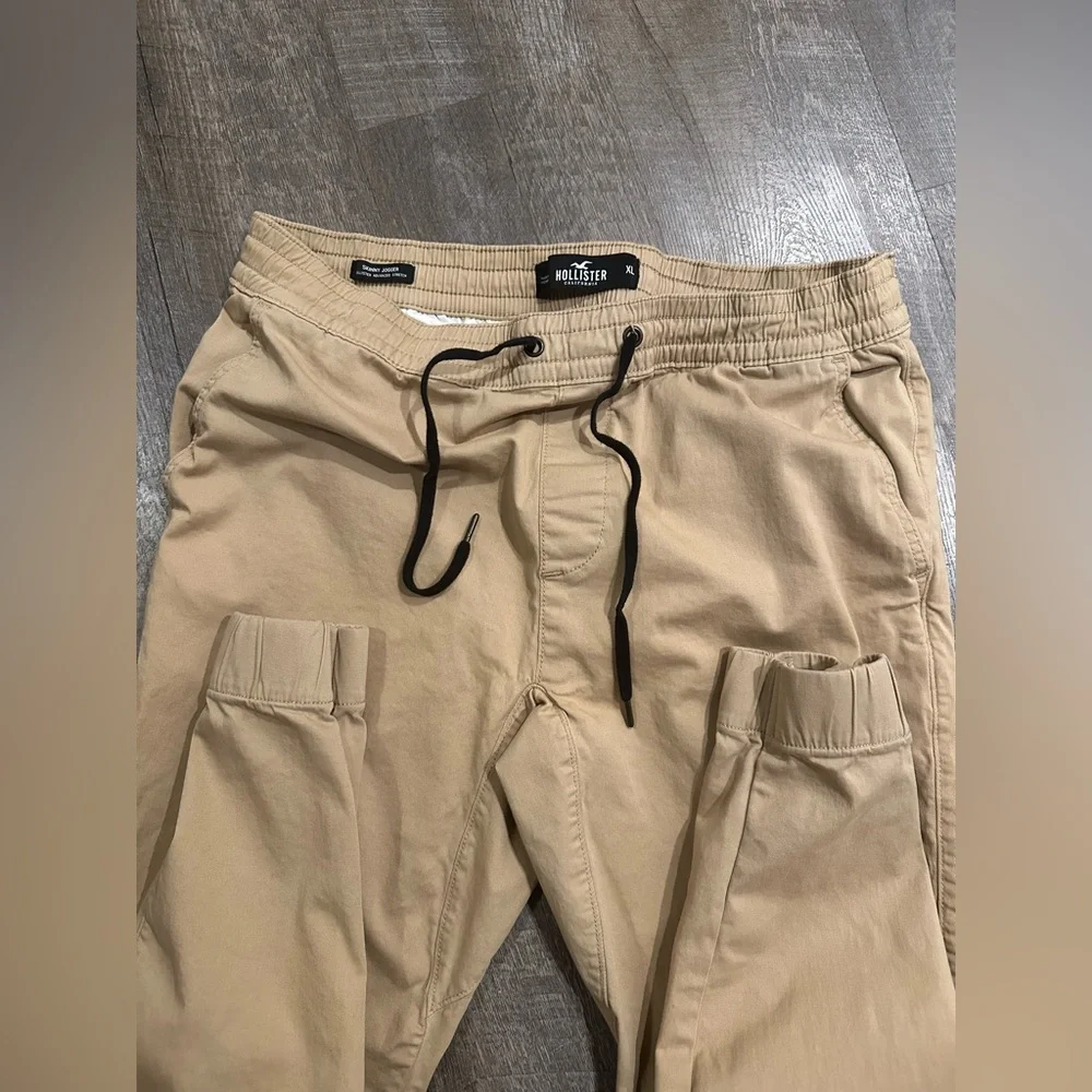 Hollister Men's Tan Joggers with Drawstring - Picture 2 of 5